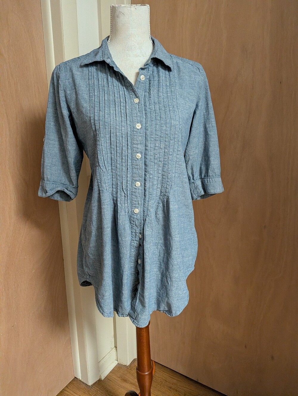 Levi’s Chambray Pintuck Shirt Blue Button Front 3/4 Sleeve